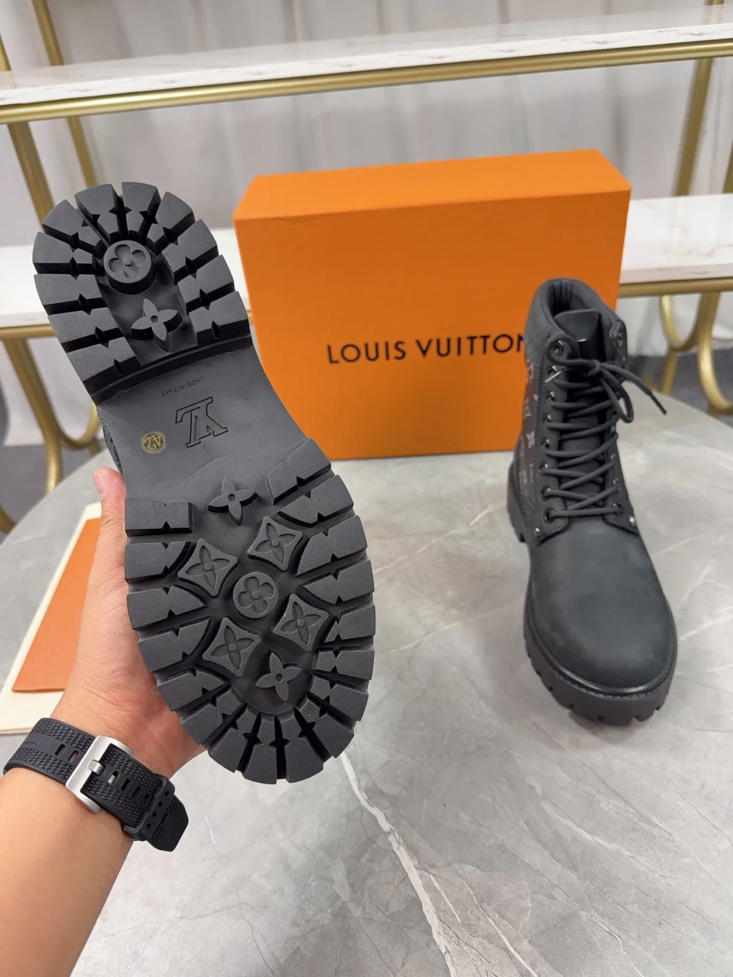 p720🐮🐮2025 top version: couple style LV presbyopia, embossed rhubarb boots, ankle boots, embossed waterproof nubuck cowhide boots, relying on the brand's exquisite craftsmanship to carefully reshape the classic T 6-inch boot shape in Italy to create an American-style autumn and winter men's and women's wear show. The original laces and outsole are exquisitely detailed, and the leather label expresses the cooperation logo. Exquisite packaging at the delivery counter🛍📦 ▪️Fabrics: Original customized imported first-layer cowhide ▪️Inner lining: Original customized leather lining/mesh lining ▪️Outsole: Original molded anti-slip rubber material ▪️Sole thickness: 3.5CM ▪️Size: 35-40 for women and 39-46 for men